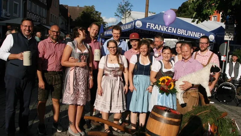 Mitglieder der Unternehmergemeinschaft in Tracht auf der Ebser Kerwa